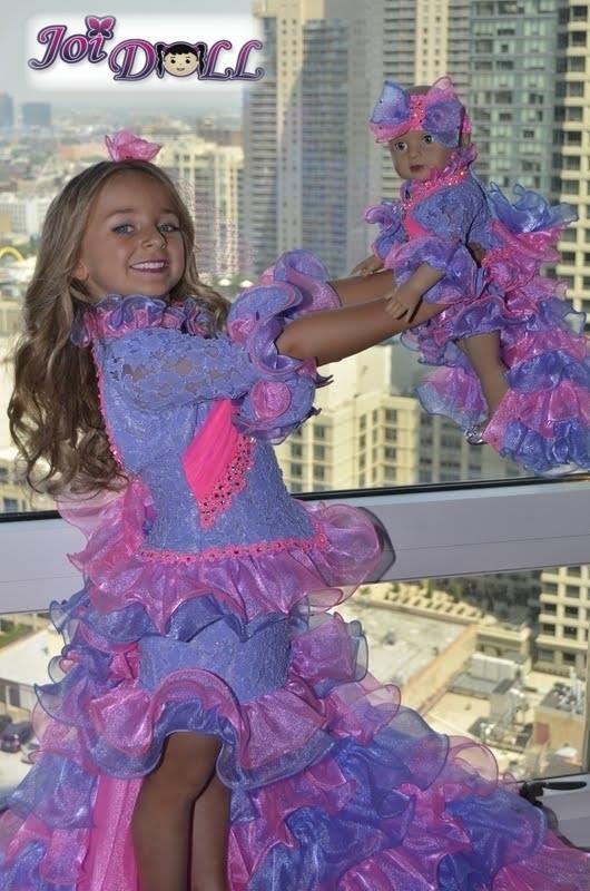 Panenky nosí stejné šaty jako ona.