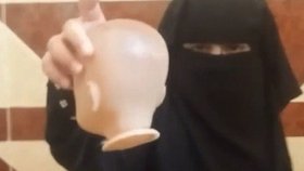 Video příprav na zvěrstva Islámského státu: Malá holčička si zkouší řezání hlav na panence.