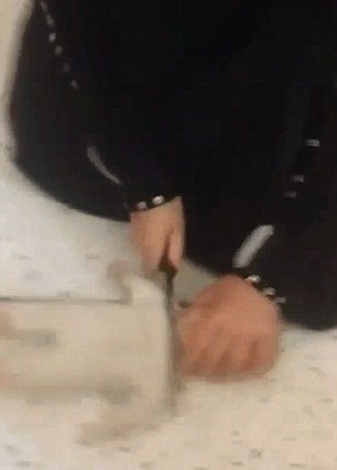Video příprav na zvěrstva Islámského státu: Malá holčička si zkouší řezání hlav na panence.