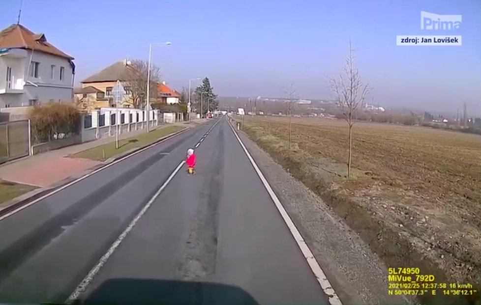 Malá holčička postávala uprostřed frekventované silnice v pražských Běchovicích.