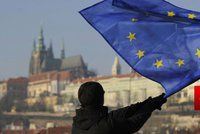 Komentář: Češi nevěří Evropské unii, bohužel ale ani sobě