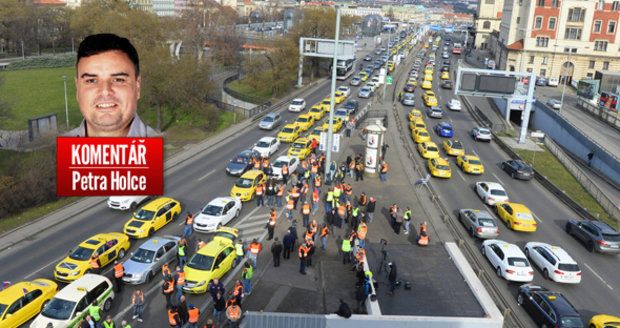 Komentář: Taxikáři nemuseli Prahu blokovat, brzy budou jezdit i za 15 korun