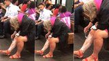 Asi ráno nestíhala... Žena si oholila nohy přímo v metru na nástupišti