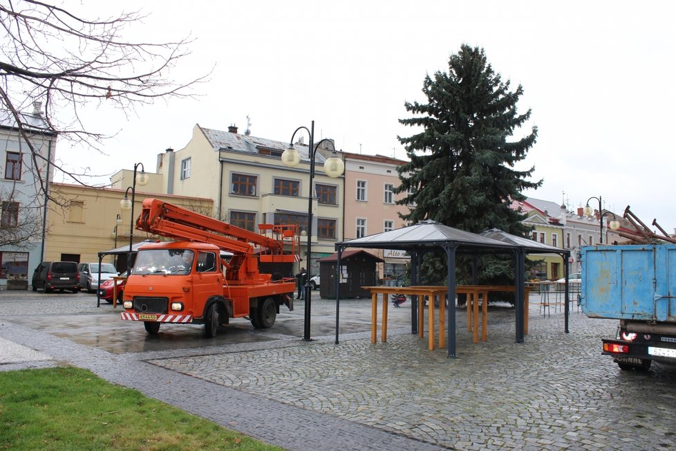 Tady strom ještě stojí na náměstí v Holešově.