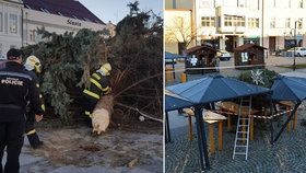 Na náměstí v Holešově spadl vánoční strom: Prduký poryv větru ho doslova ukroutil a strhl na přístřešky trhovců!