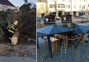 Na náměstí v Holešově spadl vánoční strom: Prduký poryv větru ho doslova ukroutil a strhl na přístřešky trhovců!