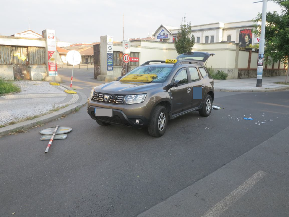 Agresor zaútočil na taxikáře v pražských Holešovicích. Poznáváte ho?