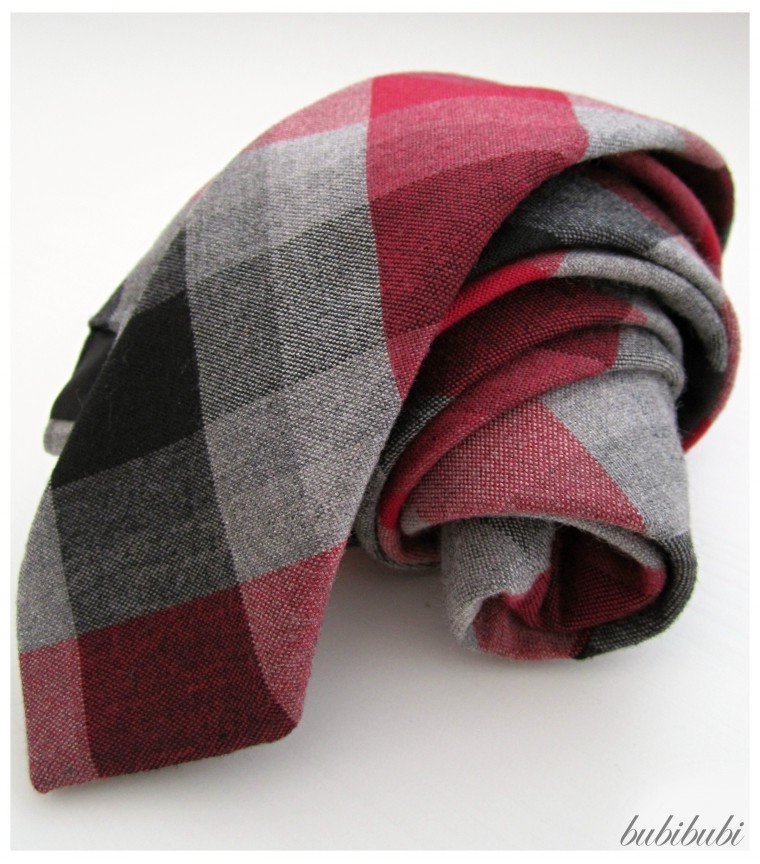 Vlněná a ručně šitá šedo-červená károvaná kravata, Bubibubi, 550 Kč