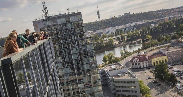 Fotografické akce Holešovické střechy se zúčastnilo zhruba třicet nadšenců do fotografování.