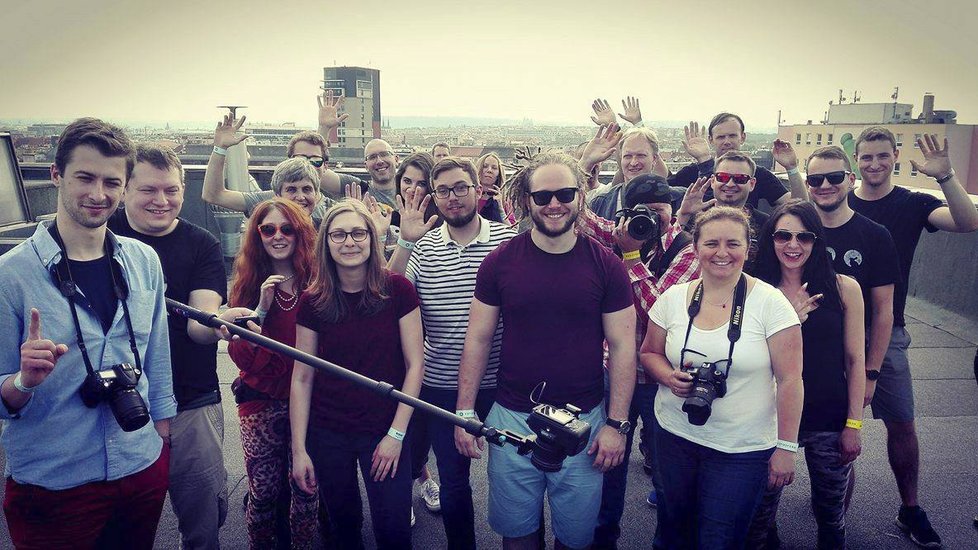 Fotografické akce Holešovické střechy se zúčastnilo zhruba třicet nadšenců do fotografování.