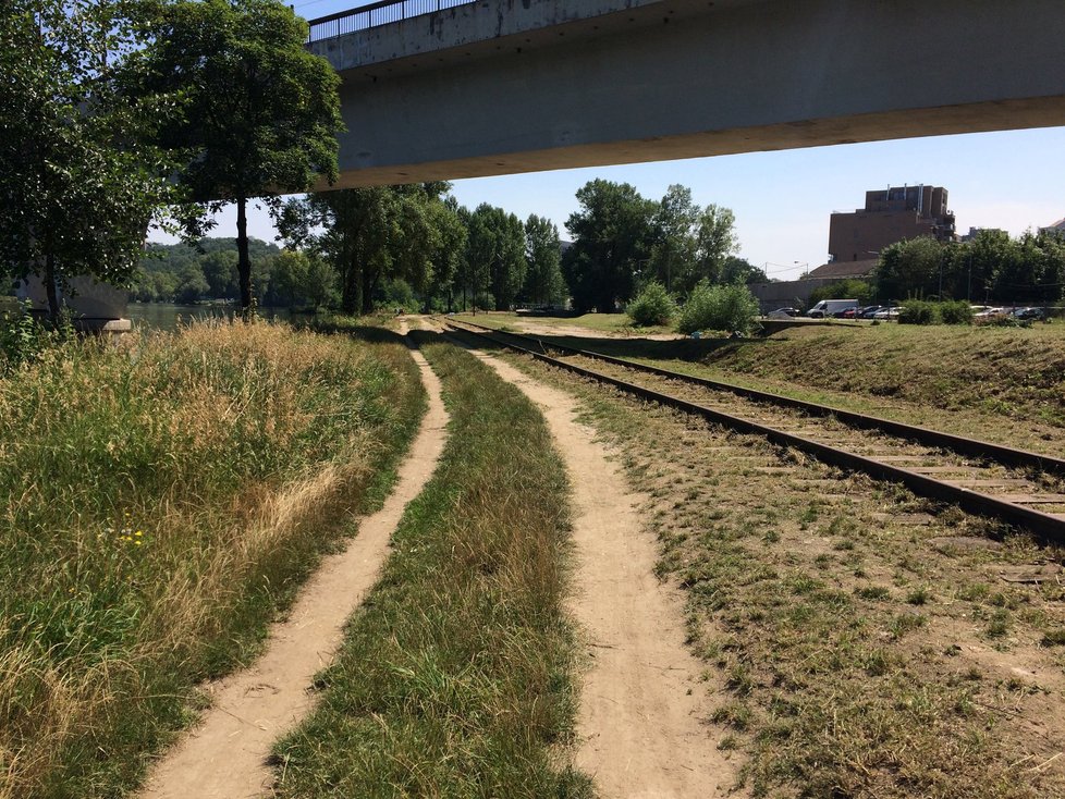 Cyklisté se na místě zatím projedou po nezpevněném povrchu, dá se ale bez větších komplikací zdolat.