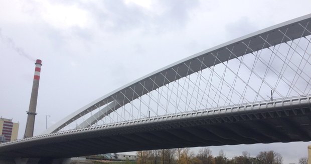 Z Holešovic pokračuje napojení přes Trojský most dál na sever.