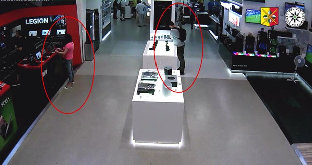 Pražští policisté pátrají po dvojici, která v Holešovicích v obchodě s elektronikou odcizila z vitríny fotoaparát.