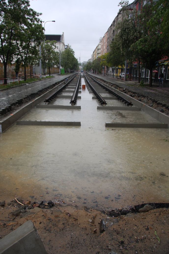 V roce 2013 proběhla v ulici Komunardů výstavba nových tramvajových kolejí