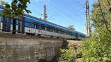Smrt na kolejích v Praze! Vlak mezi Holešovicemi a Libní srazil člověka, provoz stál