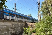 Smrt na kolejích v Praze! Vlak mezi Holešovicemi a Libní srazil člověka, provoz stál