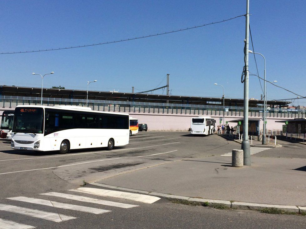 Autobusy na nádraží u stanice Praha-Holešovice