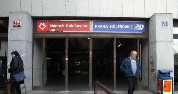 Stanice metra Nádraží Holešovice.