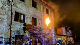 Požár v Holešovicích: V opuštěné budově u nádraží vzplál odpad