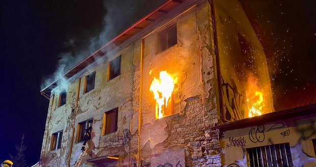 V pražských Holešovicích v noci na neděli hořel vybydlený dům nádraží. 