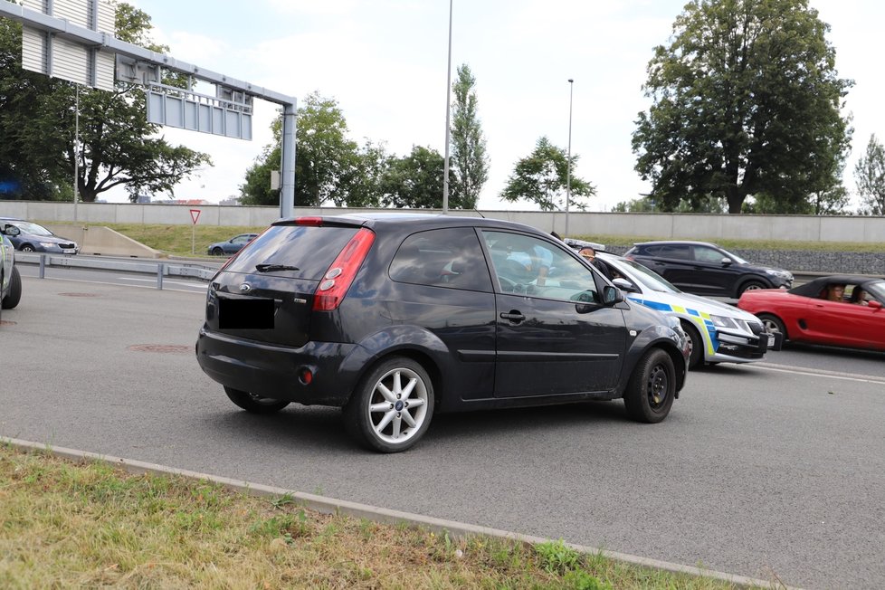 Policisté zastavili řidiče v kradeném autě.