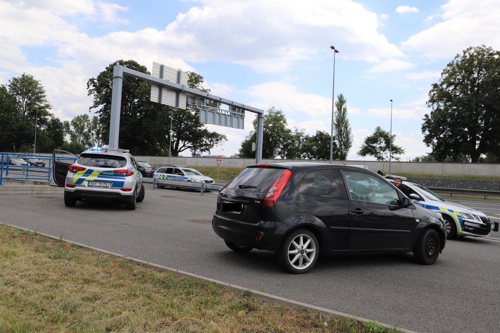 Policisté zastavili řidiče v kradeném autě.