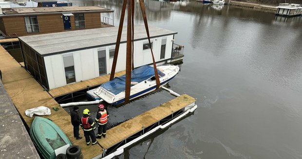 Pražští hasiči museli do Vltavy kvůli potápějící se lodi. (23. únor 2024)