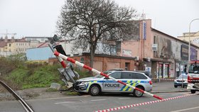 Policejní vůz havaroval v Holešovicích na želenzičním přejezdu. Naboural do závory, o kterou posléze štrejchnul i projíždějící vlak. (6. listopad 2022)