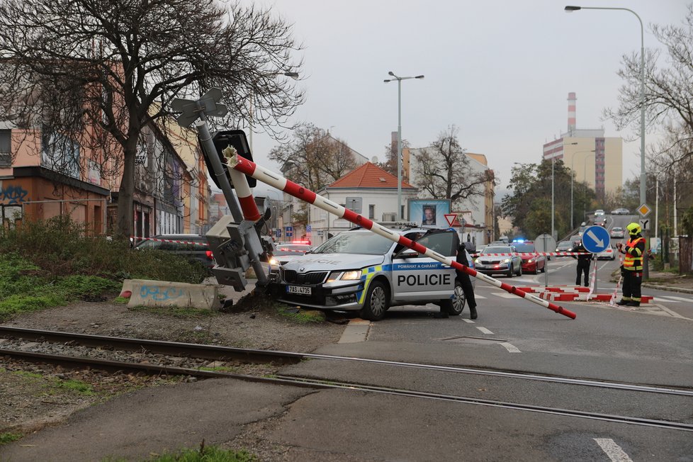 Policejní vůz havaroval v Holešovicích na želenzičním přejezdu. Naboural do závory, o kterou posléze štrejchnul i projíždějící vlak. (6. listopad 2022)