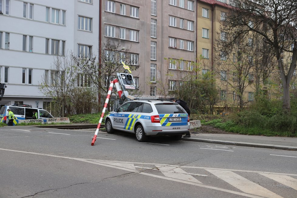 Policejní vůz havaroval v Holešovicích na želenzičním přejezdu. Naboural do závory, o kterou posléze štrejchnul i projíždějící vlak. (6. listopad 2022)