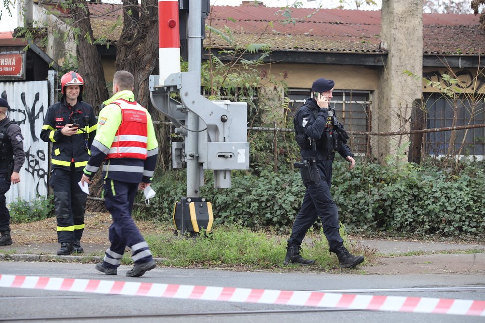 Policejní vůz havaroval v Holešovicích na želenzičním přejezdu. Naboural do závory, o kterou posléze štrejchnul i projíždějící vlak. (6. listopad 2022)