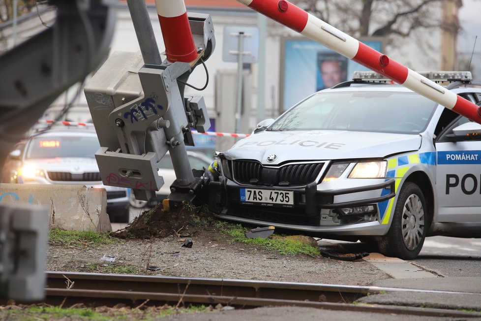 Policejní vůz havaroval v Holešovicích na želenzičním přejezdu. Naboural do závory, o kterou posléze štrejchnul i projíždějící vlak. (6. listopad 2022)