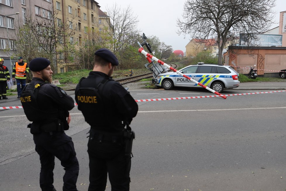 Policejní vůz havaroval v Holešovicích na želenzičním přejezdu. Naboural do závory, o kterou posléze štrejchnul i projíždějící vlak. (6. listopad 2022)