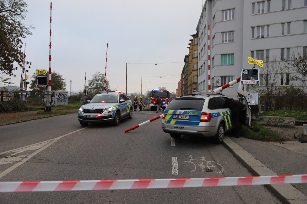 Policejní vůz havaroval v Holešovicích na želenzičním přejezdu. Naboural do závory, o kterou posléze štrejchnul i projíždějící vlak. (6. listopad 2022)