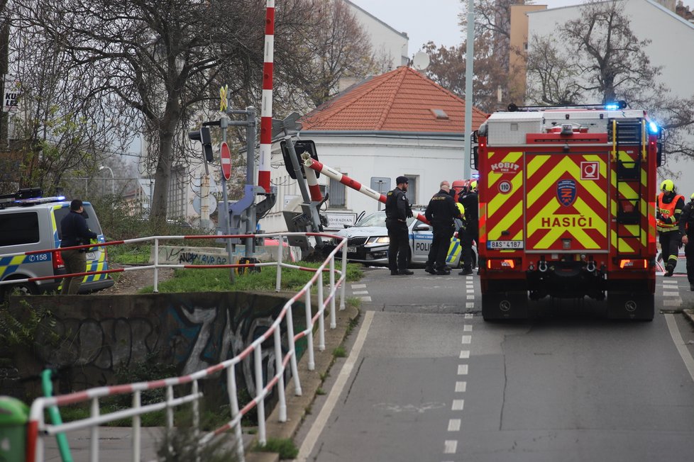 Policejní vůz havaroval v Holešovicích na želenzičním přejezdu. Naboural do závory, o kterou posléze štrejchnul i projíždějící vlak. (6. listopad 2022)