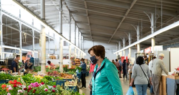 Pražané vyrazili na nákup zeleniny do Holešovické tržnice. (6. 6. 2020)