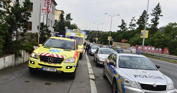 Muž se zamkl v domě a odmítal komunikovat. Na místo přijelo několik policistů i záchranka.