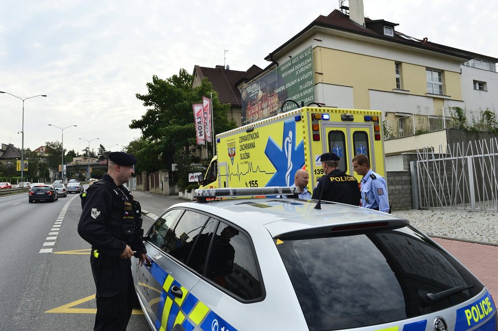 Muž se zamkl v domě a odmítal komunikovat. Na místo přijelo několik policistů i záchranka.