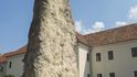 Kameny vztyčené poblíž zámku opracovala lidská ruka -jedná se o slovenské menhiry?