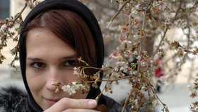 Růžovou krásu chodí ráda obdivovat studentka Eva Sváčková (17)  z Vyškova. Se snítkem květů jí to moc sluší.