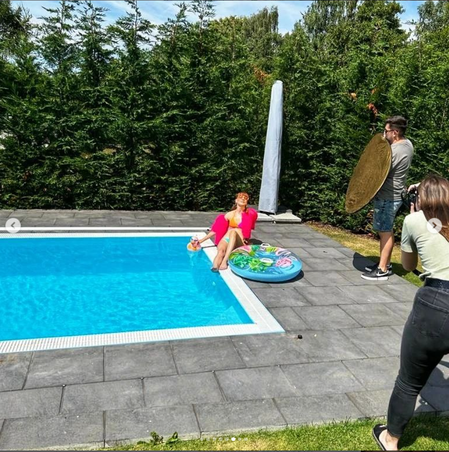 Holki natáčely klip u bazénu.