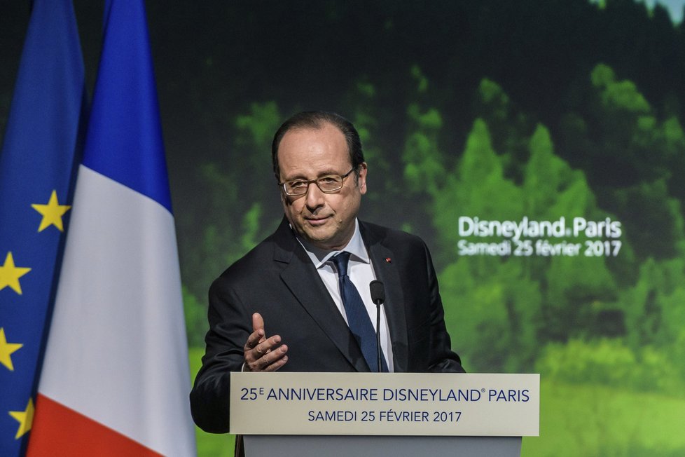 Francouzský prezident Francois Hollande o víkendu navštívil Disneyland a zemědělský veletrh.