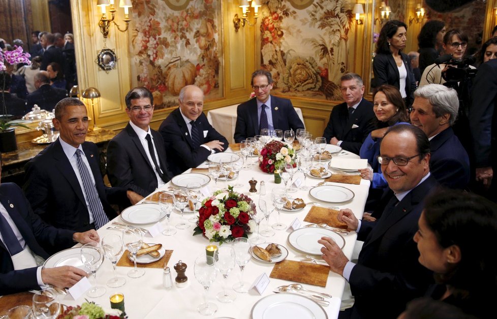Hollande a Obama povečeřeli v luxusní restauraci.