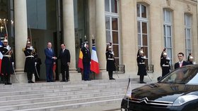 Český premiér Bohuslav Sobotka (ČSSD) řešil s francouzským prezidentem Francoisem Hollandem terorismus, migraci i obchod.
