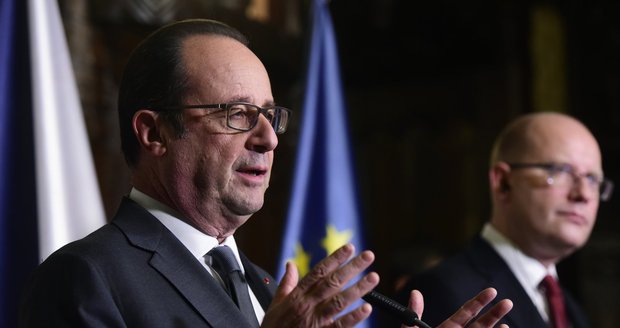 Hollande v Česku řešil se Sobotkou a Zemanem uprchlíky, teroristy i jádro
