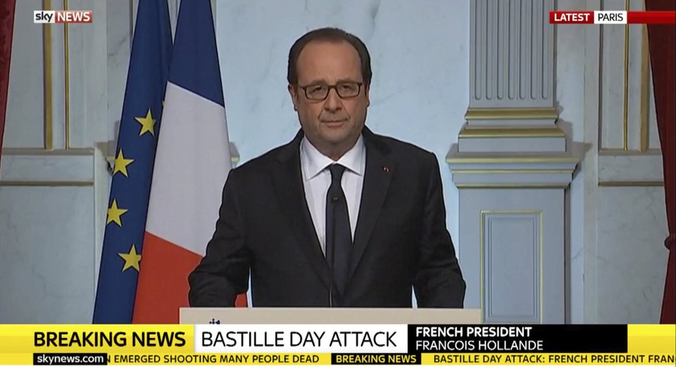 Francouzský prezident Hollande měl projev k útoku v půl čtvrté ráno.