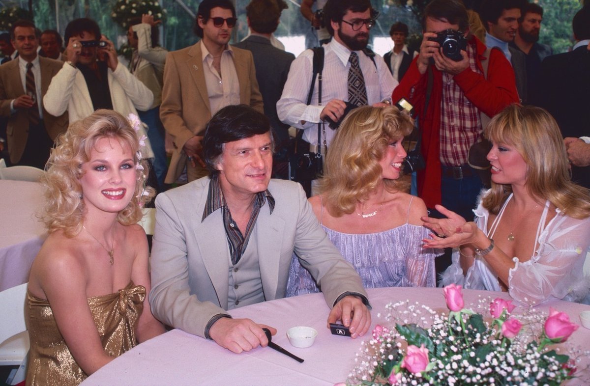 Hugh Hefner, Dorothy Stratten (vlevo), SOndra Theodore a Monique St.Pierre (vpravo) v sídle Playboye v lednu 1980.