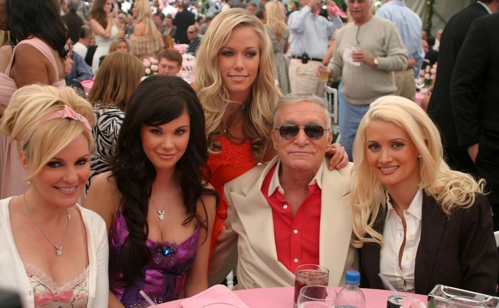 Holly Madison chodila v Hefnerem  letech 2001 - 2008.