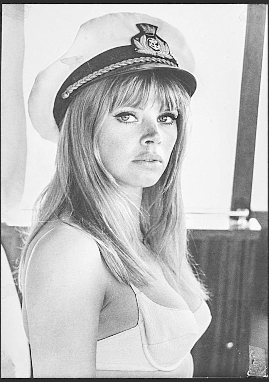 Krásná Britt Ekland na své jachtě v roce 1965