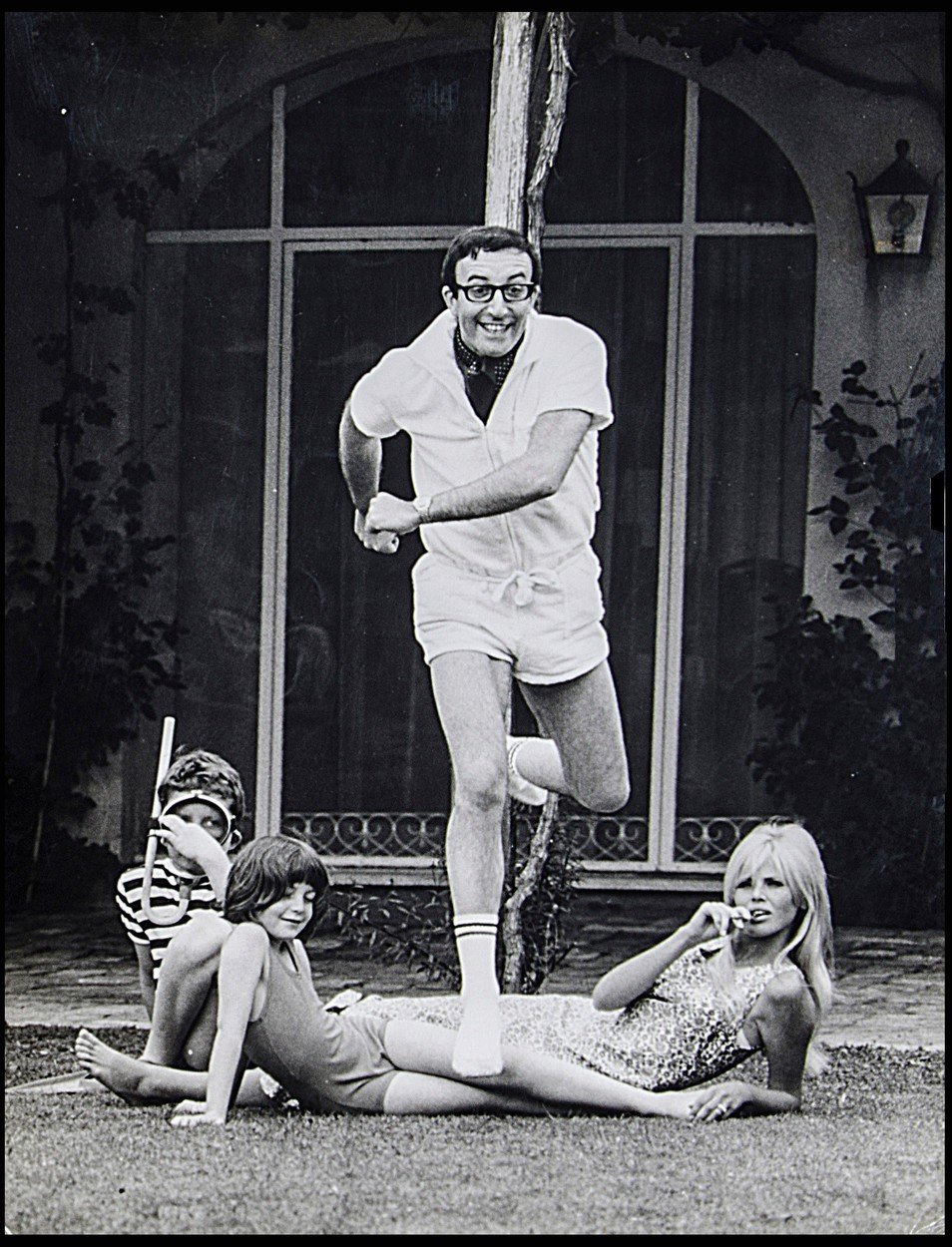 Peter Sellers dovádí s rodinou doma.